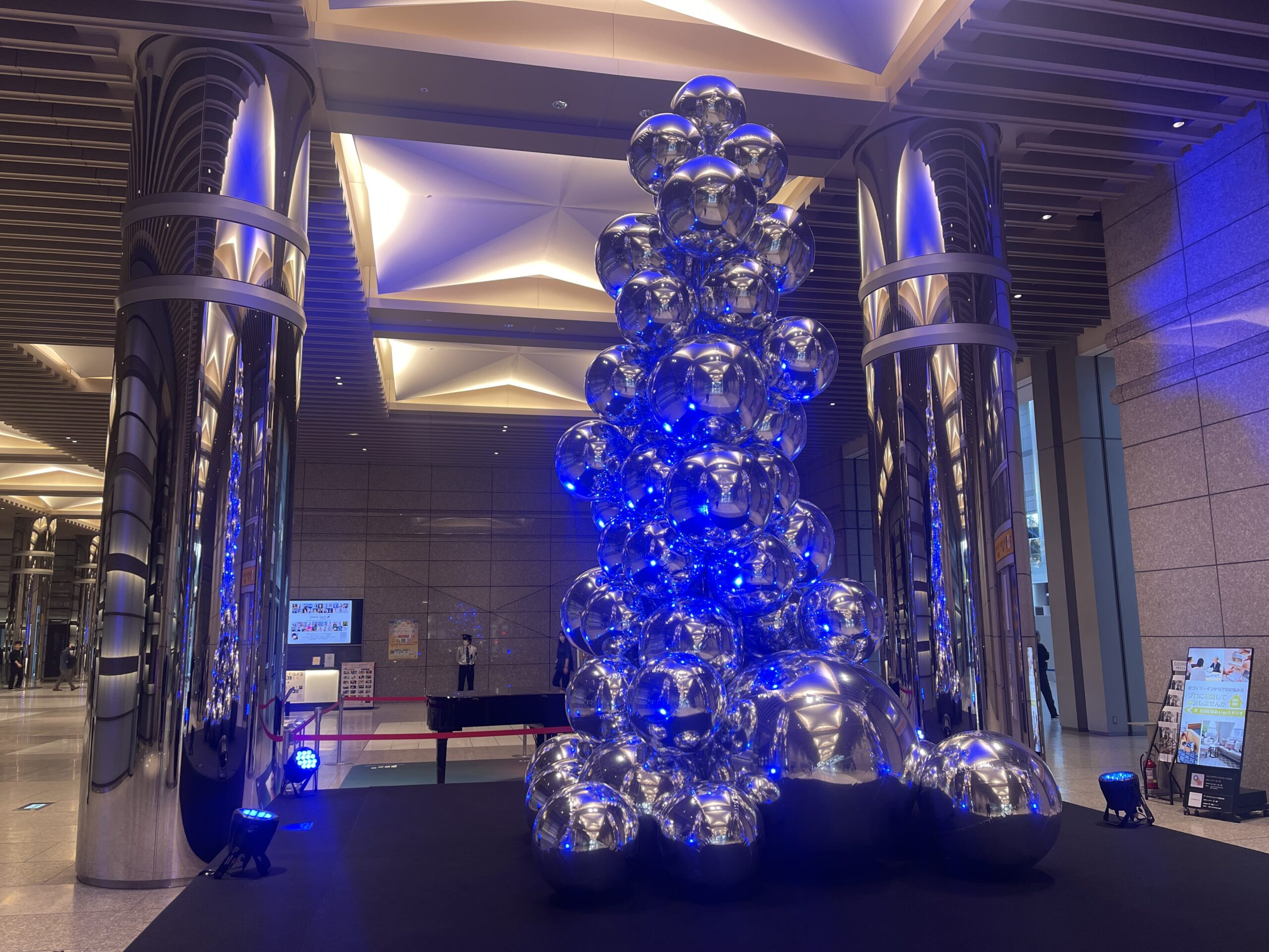 コシノジュンコ氏プロデュース「クリスマスオブジェ」を展示中（終了
