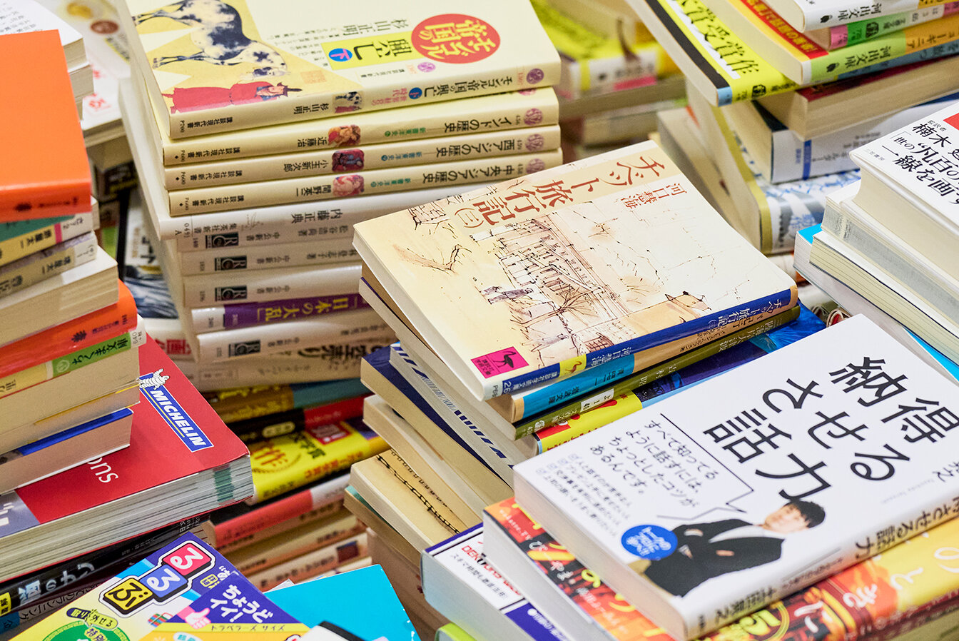 回収されて積み上げられた本