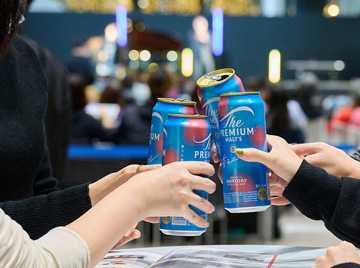 ステージで繰り広げられる、ハイパフォーマンス。ビルで働くワーカーが主役の、ミュージック&ビアフェス2025